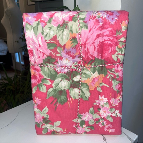 April Cornell Cottage Rose Tablecloth 60 x 84
Pink & Green Floral Table 6-8 NWT - Picture 7 of 13